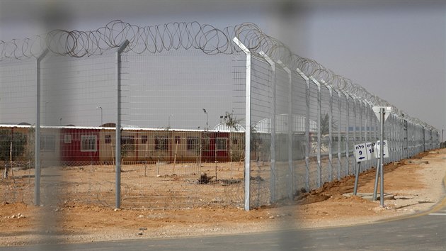 Izraelsk detenn centrum Holot pro migranty z Afriky.
