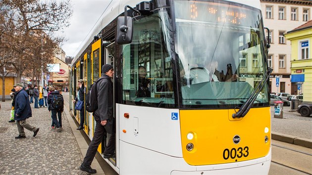 Tramvaj pezdvan Evika voz cestujc v rmci zkuebnho provozu (2.2.2016).