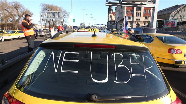 Necel dv stovky taxik blokuj kvli stvce praskou magistrlu ve Wilsonov ulici. (8.2.2016)