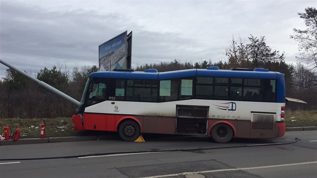 V Praze 10 naboural autobus MHD do sloupu (9.2.2016).