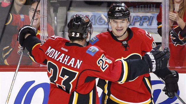 Jií Hudler a Sean Monahan slaví gól Calgary.