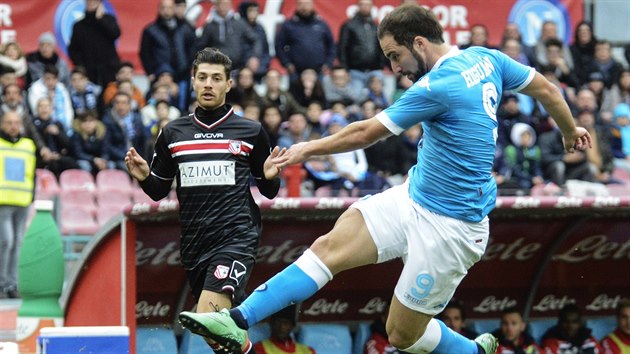 Gonzalo Higuan z Neapole pl na branku Carpi.