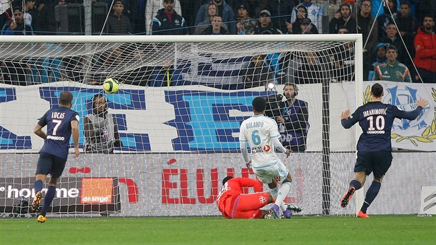 Zlatan Ibrahimovic z Paris Saint Germain skruje proti Marseille.