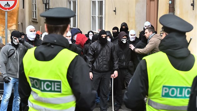 Hzeli po sob lahve, ozvali se dlbuchy. 

Stet mezi pznivci a odprci uprchlk v Thunovsk ulici trval pt a deset minut. Teprve pot se policie skupiny podailo oddlit.