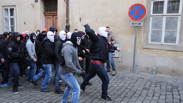 Momentka z potyky mezi skupinami demonstrant v Thunovsk ulici v Praze, jak ji zachytil fotograf iDNES.cz.