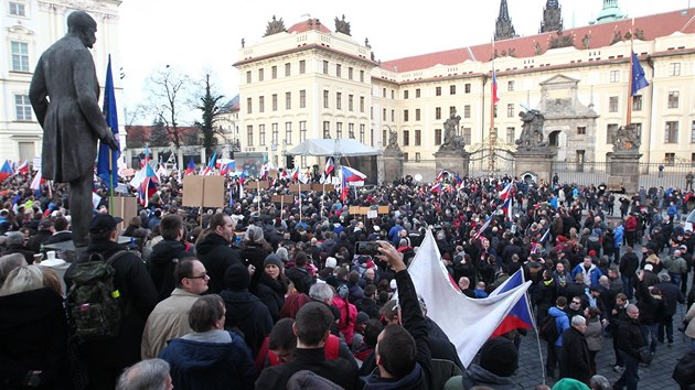 Atmosfra na Praskm hrad ve chvli, kdy tu zaala hlavn demonstrace proti islmu, dorazilo nkolik stovek lid.