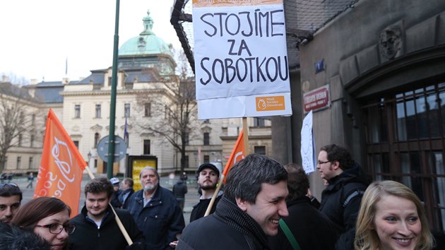 Na demonstraci na podporu premirovi Sobotkovi se ped adem vldy selo 60 a 80 lid. Policie kvli monmu stetu s extremisty prostor uzavela.