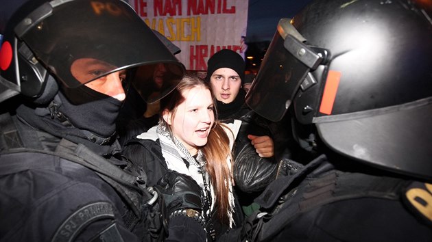 Demonstrace v Praze pokraovaly i pot, co u se setmlo. Nejrunji bylo na Klrov nedaleko adu vldy.