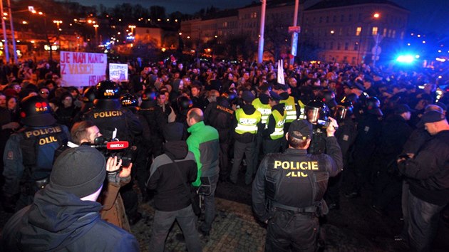 Pesun demonstrant z Hradu se na Klrov zkomplikoval. Na Mnesov most proti sob stli pznivci a odprci imigrant, oddlovali je tkoodnci.