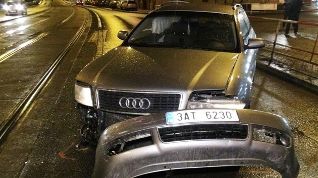 Takto dopadlo osobn auto Audi po srce na Sokolovsk ulici v Praze (5.2.2016).