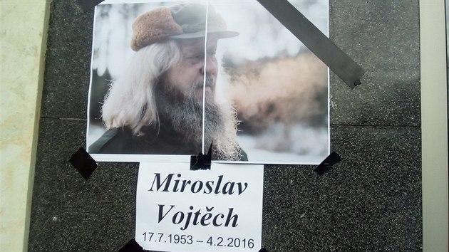 U hradeckho magistrtu vyvsili petinci fotku zesnulho njemnka lesn hjovny Miroslava Vojtcha (5.2.2016).