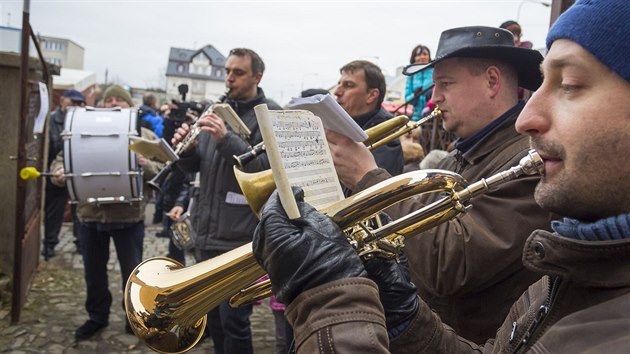 Muzikanti provzeli masopustn prvod.