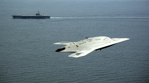 Bezpilotn X-47B  pobl letadlov lodi USS George H. W. Bush (14. kvtna 2013)