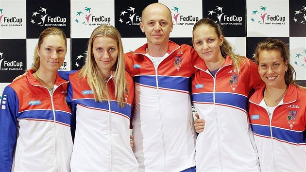 esk tm pro fedcupov duel s Rumunskem. Zleva Denisa Allertov, Petra Kvitov, kapitn Petr Pla, Karolna Plkov a Barbora Strcov.
