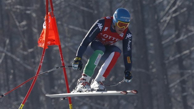 Italsk lya Christof Innerhofer na trati superobho slalomu v korejskm ongsonu.