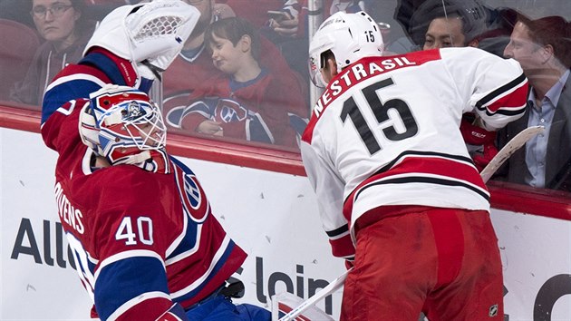 Andrej Nestrail (vpravo) z Caroliny pi stetu s montrealskm glmanem Benem Scrivensem.