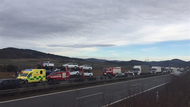 Na dlnici D5 se dopoledne srazily dva kamiony a sten uzavely dlnici ve smru na Plze (8.2.2016)