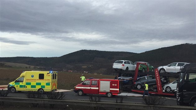 Na dlnici D5 se dopoledne srazily dva kamiony a sten uzavely dlnici ve smru na Plze (8.2.2016)