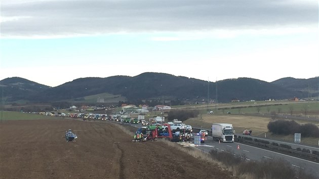 Na dlnici D5 se dopoledne srazily dva kamiony a sten uzavely dlnici ve smru na Plze (8.2.2016)