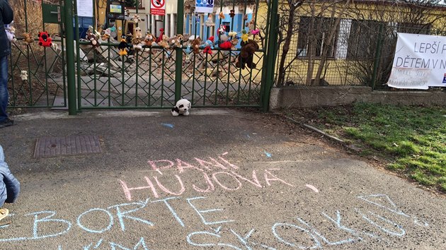 V pondl ped kolkou Bukov na Jarov probhl protestn happening proti jejmu zbourn(8.2.2016)