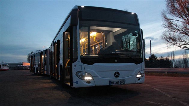 Dopravn podnik testuje velkokapacitn autobus, kter uveze tm dv st lid na letit Vclava Havla (8.2.2016)