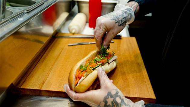 Příprava baget v bistru Banh-mi-ba.