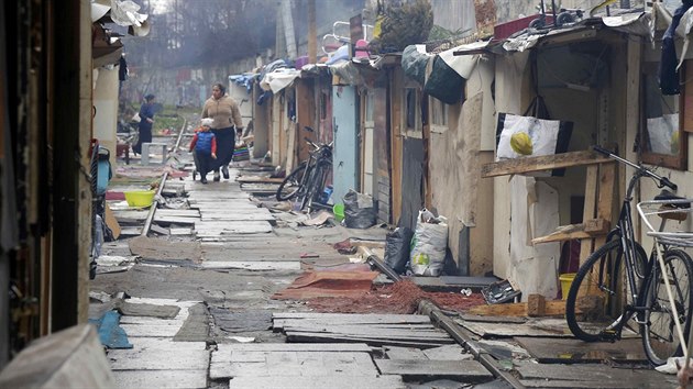 V romskm slumu podl oputn eleznice v Pai ily i dti. (2. 2. 2016)