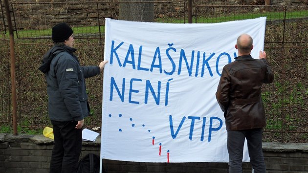 Demonstranti si na akci na podporu premiéra Bohuslava Sobotky pinesli...