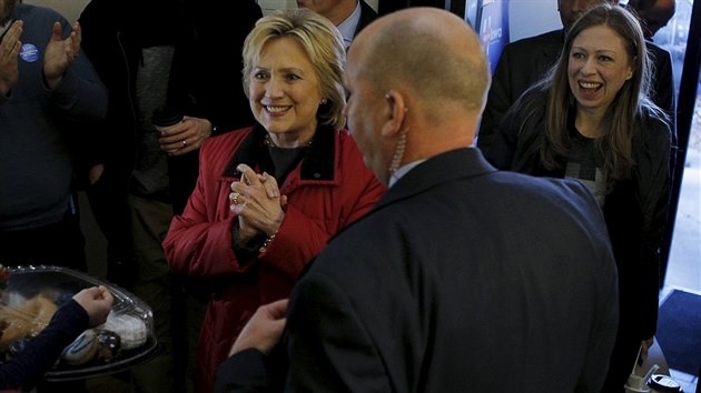 Hillary Clinton se svou dcerou Chelsea (vpravo) vt dobrovolnky pracujc na jej kampani (1. nora 2016).