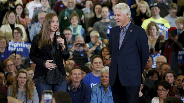 Bill Clinton s dcerou se zastnili volebnho mtinku jeho manelky v Iow (1. nora 2016).