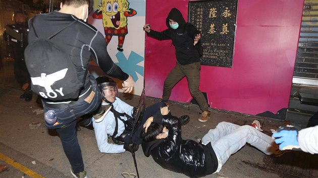 Policie v Hongkongu se stetla s demonstranty kvli neleglnm poulinm stnkm (9. nora 2016).