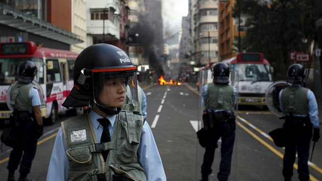 Policie v Hongkongu se stetla s demonstranty kvli neleglnm poulinm stnkm (9. nora 2016).