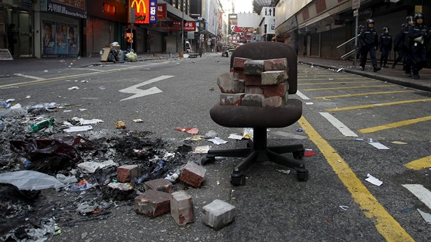 Policie v Hongkongu se stetla s demonstranty kvli neleglnm poulinm stnkm (9. nora 2016).