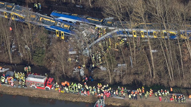 Nedaleko Mnichova se v ter eln srazily dva vlaky, nejmn devt lid zemelo. Na msto dorazily destky zchran (9. nora 2016).