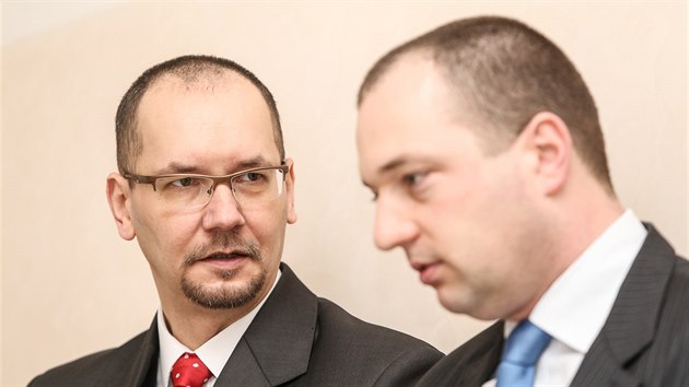 Jednatel frdecko-msteck mstsk spolenosti Sportplex Petr Slunsk (vlevo) se svm advoktem u Krajskho soudu v Ostrav.
