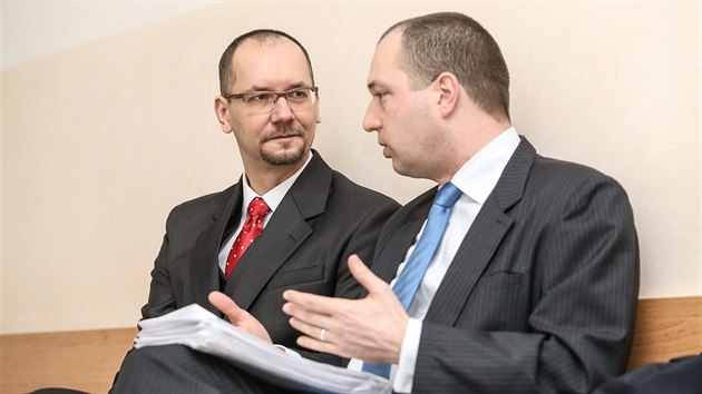 Jednatel frdecko-msteck mstsk spolenosti Sportplex Petr Slunsk (vlevo) se svm advoktem u Krajskho soudu v Ostrav.