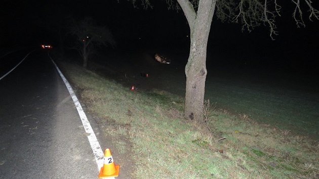 Auto mladho idie skonilo na Perovsku po nehod pevrcen na poli. Podle nj byl vinkem idi tmavho vozu, pravdpodobn BMW, kvli ktermu musel strhnout zen. Policie po nm nyn ptr.