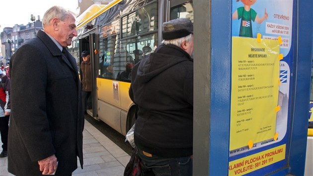 V Perov v pondl vyvrcholila krize kolem tamn mstsk hromadn dopravy. Zadluen dopravce nevypravil tm polovinu spoj a msto nsledn ukonilo smlouvu. Lid se o zruen autobus asto dozvdli a na zastvkch.