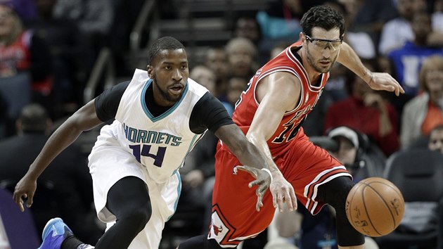 Kirk Hinrich (vpravo) z Chicaga a Michael Kidd-Gilchrist z Charlotte se hon za mem.