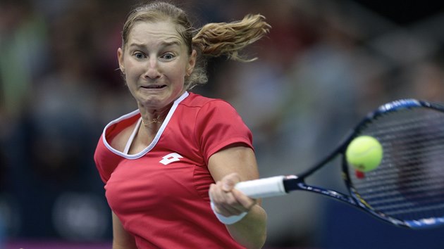 Rusk tenistka Jekatrina Makarovov bojuje v duelu Fed Cupu proti Nizozemsku.