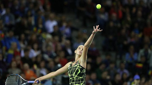 Karolna Plkov podv proti Simon Halepov v duelu 1. kola Fed Cupu.