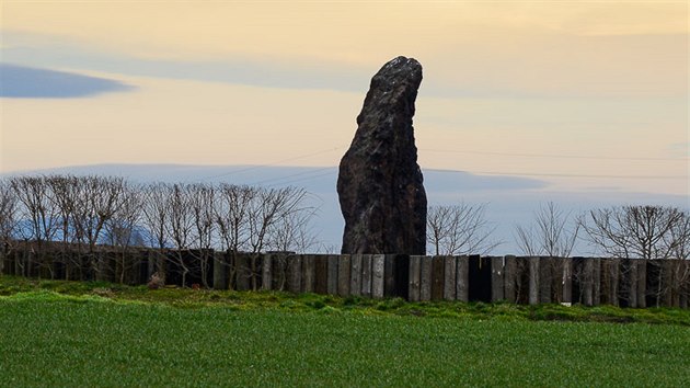 Kamenn past je nejvtm menhirem v esk republice, jeho vka je bezmla 3,5 m.