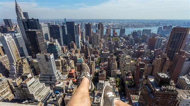 Nmeck mladk na stee jedn z vkovch budov v New Yorku