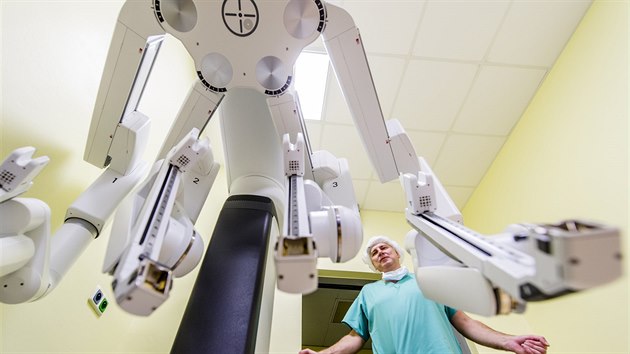 Fakultn nemocnice v Hradci Krlov podila za zhruba 70 milion korun nov robotick systm, kter bude pouvat pedevm na sloit onkologick operace prostaty i dlohy. Na snmku je pednosta urologick kliniky Milo Brok (3.2.2016).