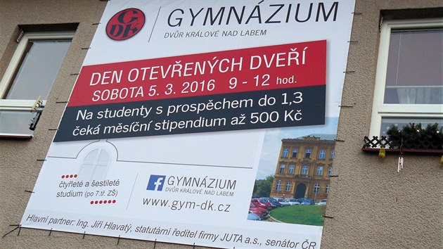 Krlovdvorsk gymnzium vyvsilo svj billboard v Hostinnm, co se nelb veden hostinskho gymnzia ani krajsk radn pro kolstv (3.2.2016).