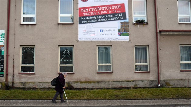 Krlovdvorsk gymnzium vyvsilo svj billboard v Hostinnm, co se nelb veden hostinskho gymnzia ani krajsk radn pro kolstv (3.2.2016).