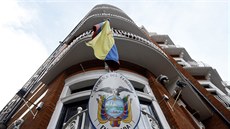 Julian Assange se od roku 2012 skrýval na ekvádorské ambasád v Londýn (4....