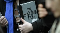 Stoupenci Juliana Assange ped ekvádorskou ambasádou v Londýn (5. února 2016)