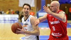 Vojtěch Hruban z Nymburka (s míčem) a Michael Smith z Anverp. Vojtěch Hruban z Nymburka (s míčem) a Michael Smith z Anverp.