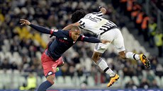 V zajímavém souboji letí Juan Quadrado z Juventusu (vpravo) a Gabriel Silva z... V zajímavém souboji letí Juan Quadrado z Juventusu (vpravo) a Gabriel Silva z...